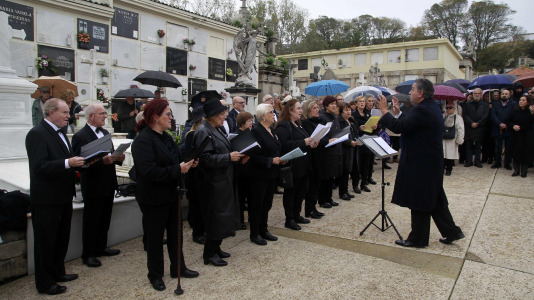Los coruñeses visitan los cementerios en el Día de Todos los Santos @Quintana (18)