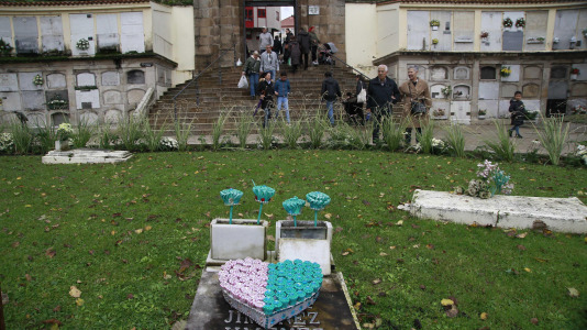 Los coruñeses visitan los cementerios en el Día de Todos los Santos @Quintana (3)