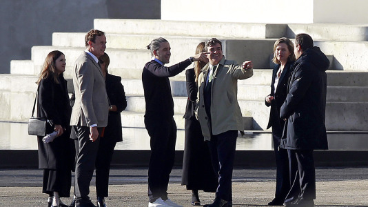 Carlos Torretta charla con asistentes a la presentación de la exposición sobre Helmut Newton organizada por la Fundación MOP en A Coruña, entre ellos, Martín Fernández Prado @ Quintana (40)