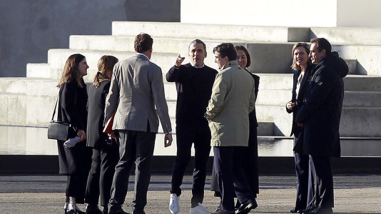 Carlos Torretta charla con asistentes a la presentación de la exposición sobre Helmut Newton organizada por la Fundación MOP en A Coruña, entre ellos, Martín Fernández Prado @ Quintana (39)