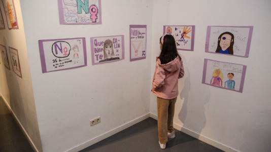 Exposición de trabajos escolares sobre el 25N (8)