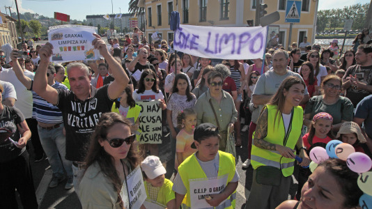 Familias de Cambre cortan el tráfico para exigir limpieza en los centros educativos Temple OGraxal (18)