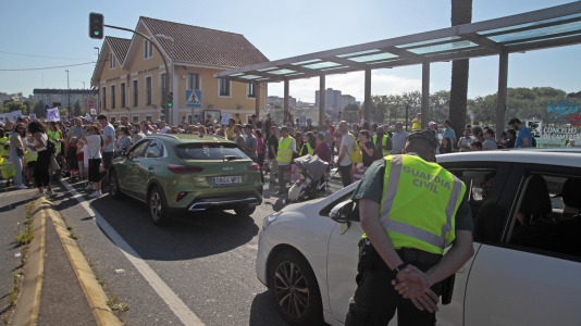 Familias de Cambre cortan el tráfico para exigir limpieza en los centros educativos Temple OGraxal (19)