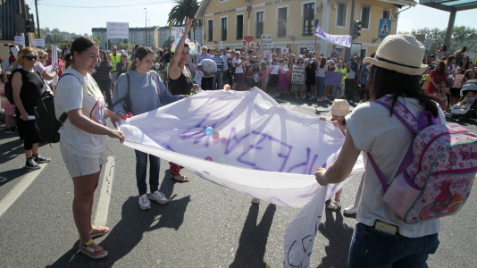 Familias de Cambre cortan el tráfico para exigir limpieza en los centros educativos Temple OGraxal (17)