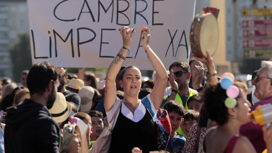 Familias de Cambre cortan el tráfico para exigir limpieza en los centros educativos Temple OGraxal (8)