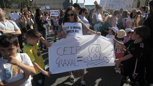 Familias de Cambre cortan el tráfico para exigir limpieza en los centros educativos Temple OGraxal (7)