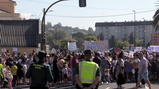Familias de Cambre cortan el tráfico para exigir limpieza en los centros educativos Temple OGraxal (9)