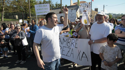 Familias de Cambre cortan el tráfico para exigir limpieza en los centros educativos Temple OGraxal (2)