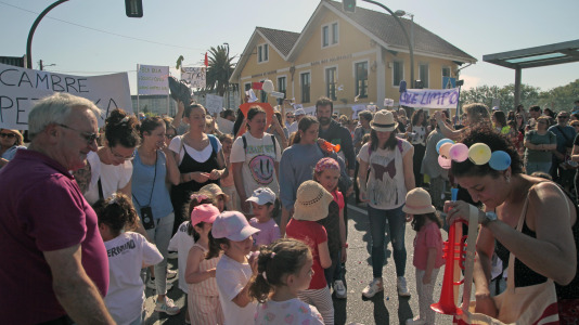 Familias de Cambre cortan el tráfico para exigir limpieza en los centros educativos Temple OGraxal (1)