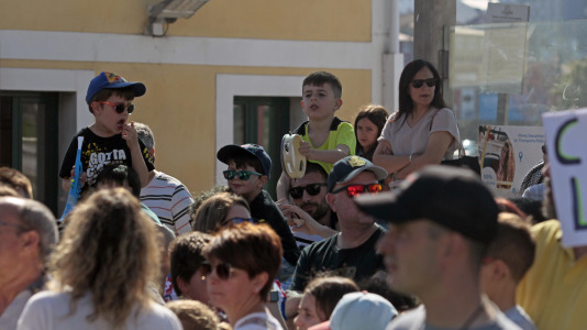 Familias de Cambre cortan el tráfico para exigir limpieza en los centros educativos Temple OGraxal (14)