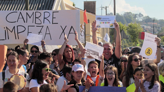 Familias de Cambre cortan el tráfico para exigir limpieza en los centros educativos Temple OGraxal (12)