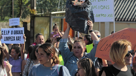 Familias de Cambre cortan el tráfico para exigir limpieza en los centros educativos Temple OGraxal (11)