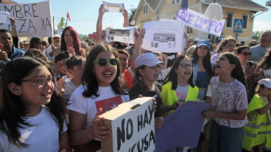 Familias de Cambre cortan el tráfico para exigir limpieza en los centros educativos Temple OGraxal (10)