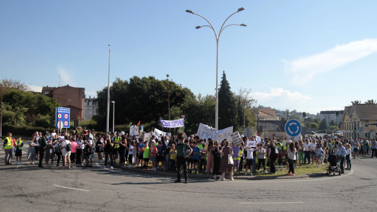 Familias de Cambre cortan el tráfico para exigir limpieza en los centros educativos Temple OGraxal (4)