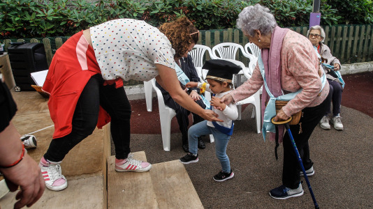 Graduación de los niños de la escuela infantil Luis Seoane junto a los mayores de la residencia Torrente Ballester @ Quintana (27)