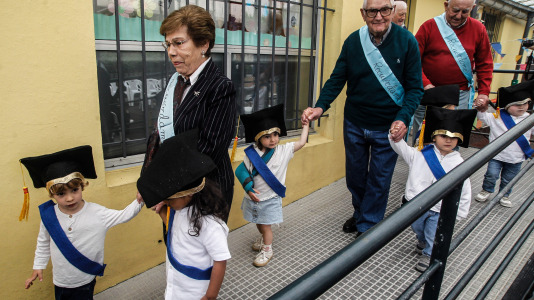 Graduación de los niños de la escuela infantil Luis Seoane junto a los mayores de la residencia Torrente Ballester @ Quintana (36)