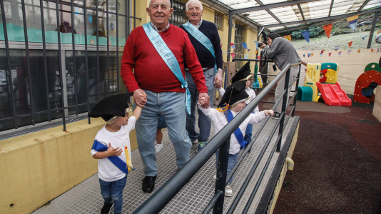 Graduación de los niños de la escuela infantil Luis Seoane junto a los mayores de la residencia Torrente Ballester @ Quintana (35)