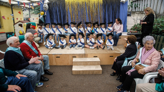 Graduación de los niños de la escuela infantil Luis Seoane junto a los mayores de la residencia Torrente Ballester @ Quintana (24)