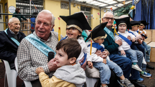 Graduación de los niños de la escuela infantil Luis Seoane junto a los mayores de la residencia Torrente Ballester @ Quintana (17)