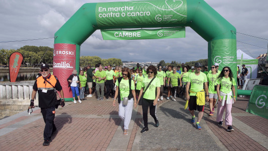 La Asociación Española Contra el Cáncer en Cambre llenó el paseo marítimo de O Burgo con su andaina (16)