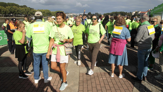 La Asociación Española Contra el Cáncer en Cambre llenó el paseo marítimo de O Burgo con su andaina (2)
