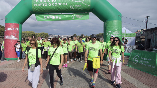 La Asociación Española Contra el Cáncer en Cambre llenó el paseo marítimo de O Burgo con su andaina (17)