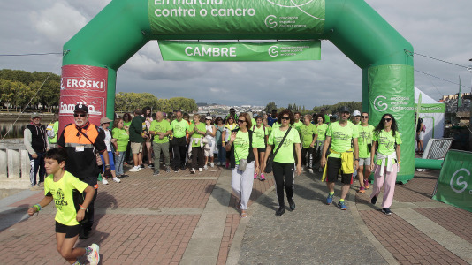 La Asociación Española Contra el Cáncer en Cambre llenó el paseo marítimo de O Burgo con su andaina (15)