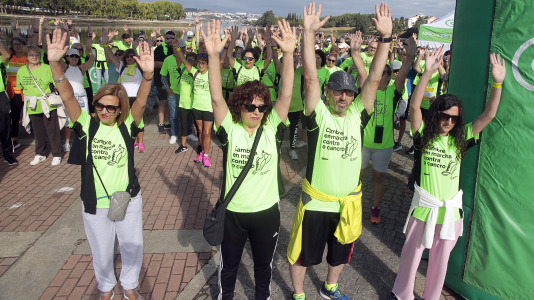 La Asociación Española Contra el Cáncer en Cambre llenó el paseo marítimo de O Burgo con su andaina (13)