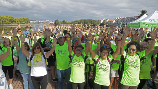 La Asociación Española Contra el Cáncer en Cambre llenó el paseo marítimo de O Burgo con su andaina (14)