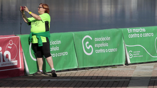 La Asociación Española Contra el Cáncer en Cambre llenó el paseo marítimo de O Burgo con su andaina (26)