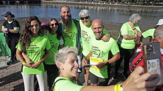La Asociación Española Contra el Cáncer en Cambre llenó el paseo marítimo de O Burgo con su andaina (4)