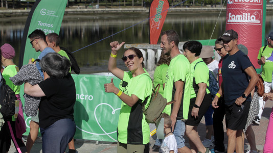 La Asociación Española Contra el Cáncer en Cambre llenó el paseo marítimo de O Burgo con su andaina (1)