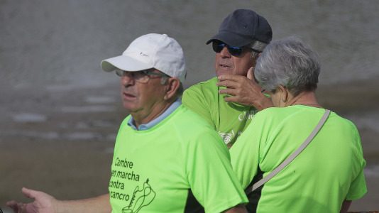 La Asociación Española Contra el Cáncer en Cambre llenó el paseo marítimo de O Burgo con su andaina (8)