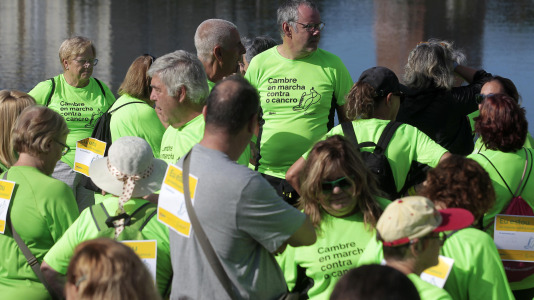 La Asociación Española Contra el Cáncer en Cambre llenó el paseo marítimo de O Burgo con su andaina (6)