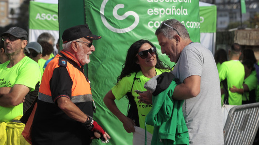 La Asociación Española Contra el Cáncer en Cambre llenó el paseo marítimo de O Burgo con su andaina (10)