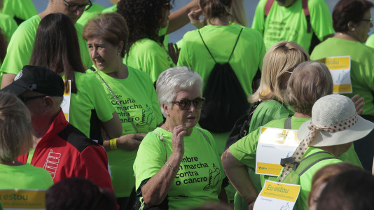 La Asociación Española Contra el Cáncer en Cambre llenó el paseo marítimo de O Burgo con su andaina (9)