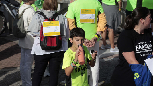 La Asociación Española Contra el Cáncer en Cambre llenó el paseo marítimo de O Burgo con su andaina (7)