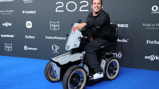La alfombra azul de los Forbes Best Content Creators 2024 (41)
