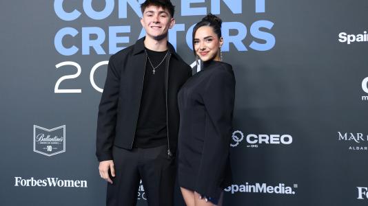 La alfombra azul de los Forbes Best Content Creators 2024 (27)