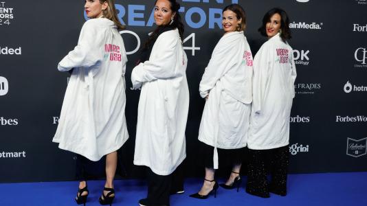 La alfombra azul de los Forbes Best Content Creators 2024 (7)