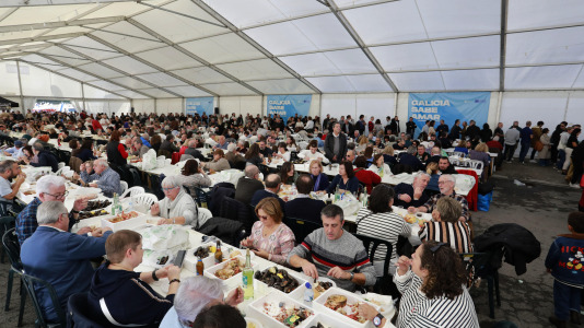La Cofradía de Pescadores de Lorbé celebró una nueva edición de la Festa da Centola. Unos 1.200 ejemplares despachados, y otros (10)