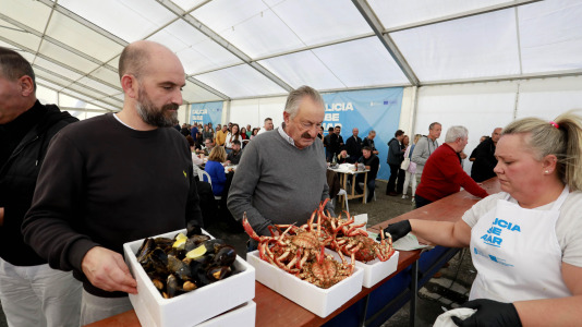 La Cofradía de Pescadores de Lorbé celebró una nueva edición de la Festa da Centola. Unos 1.200 ejemplares despachados, y otros (2)