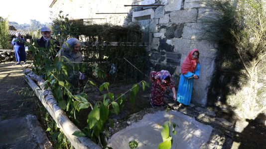 Bribes vuelve a mostrar la unión de sus vecions en un multitudinario Belén viviente (16)