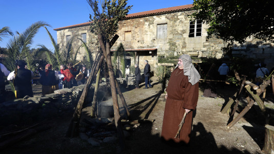 Bribes vuelve a mostrar la unión de sus vecions en un multitudinario Belén viviente (31)