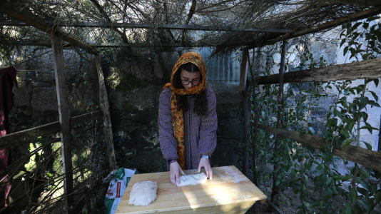 Bribes vuelve a mostrar la unión de sus vecions en un multitudinario Belén viviente (33)