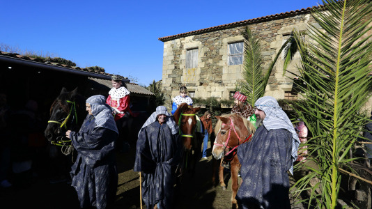 Bribes vuelve a mostrar la unión de sus vecions en un multitudinario Belén viviente (5)
