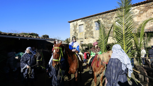 Bribes vuelve a mostrar la unión de sus vecions en un multitudinario Belén viviente (6)