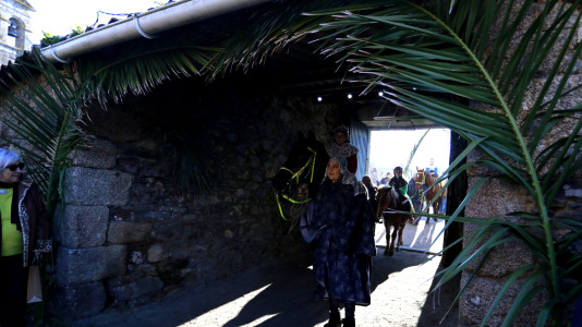 Bribes vuelve a mostrar la unión de sus vecions en un multitudinario Belén viviente (34)