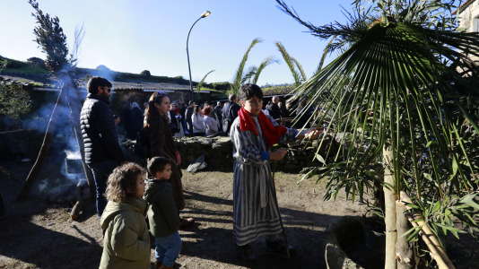 Bribes vuelve a mostrar la unión de sus vecions en un multitudinario Belén viviente (18)