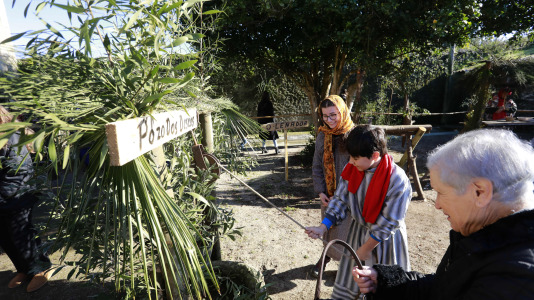 Bribes vuelve a mostrar la unión de sus vecions en un multitudinario Belén viviente (22)